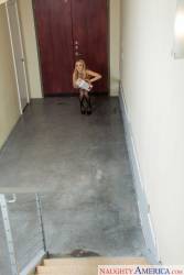 Karla-Kush-Fucking-In-The-Hallway-With-Her-Bubble-Butt--u7cck0abng.jpg