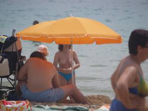 Candid-plaz-beach-voyeur-spying-girls-topless-c7cdoqwklv.jpg