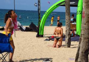 Candid-Bikini-Beach-x162-t7cdo6wtkn.jpg