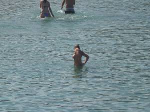 Candid plaz beach voyeur spying girls topless-47cdosjgmb.jpg
