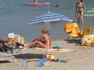 Candid plaz beach voyeur spying girls topless-a7cdoseajq.jpg