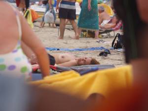 Candid plaz beach voyeur spying girls topless-r7cdoqxxo4.jpg