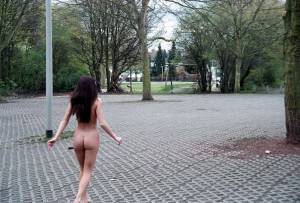 Nude In Public  Public Nudity Flashing Outdoor)-p7cextwdhf.jpg