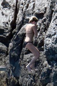 Kristen Stewart - Topless Bikini Candids in Italyi7cg2f0kga.jpg