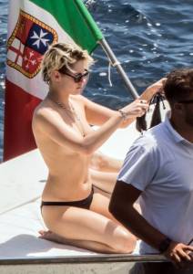 Kristen Stewart - Topless Bikini Candids in Italy-s7cg2eo7ob.jpg