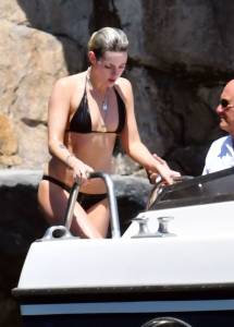 Kristen Stewart - Topless Bikini Candids in Italy-w7cg2fc61r.jpg