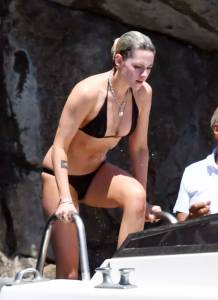Kristen Stewart - Topless Bikini Candids in Italyh7cg2fbbog.jpg