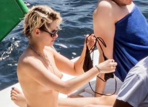 Kristen-Stewart-Topless-Bikini-Candids-in-Italy-m7cg2enjzp.jpg