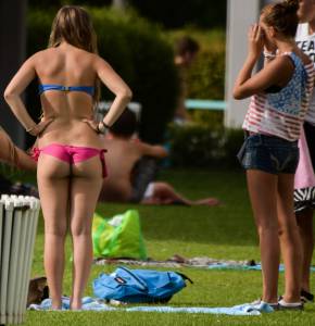 Voyeur-Spying-Bikini-Teen-Girls-In-The-Park--l7c06s5g6b.jpg