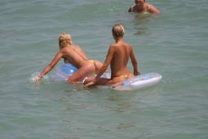 Voyeur Spying Beautiful Girls On The Beach-q7c035wwrg.jpg