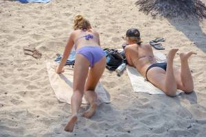 2 White college girls candid bikini-x7c3cgi6n0.jpg