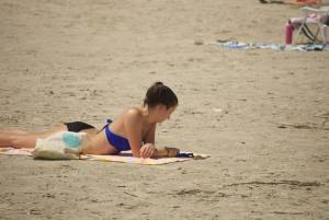 Charleston teen reading, fresh out of the ocean!-z7c3nj4tjb.jpg