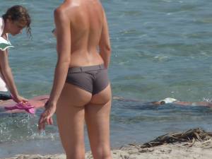 Voyeur - Topless girl with amazing ass on the beach (in Corsica) x10.o7c5b7tftc.jpg