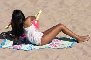 Tiny-bikini-in-Huntington-Beach%2C-CA-g7c5uca44t.jpg