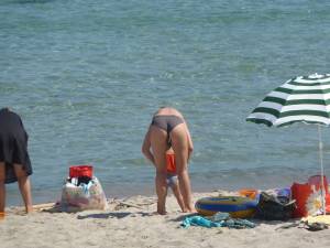 Voyeur - Topless girl with amazing ass on the beach (in Corsica) x10.-h7c5b7nqnv.jpg