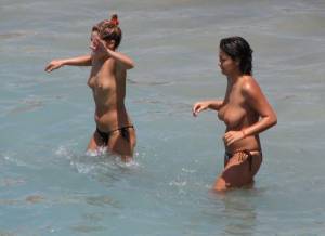 2 topless girls voyeurx7c8jd3r4t.jpg