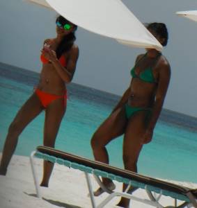 072713 - Hot black woman with nice body in green bikinis7c8jduuar.jpg