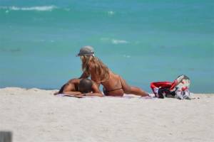 Spying-couple-on-the-beach-from-cafeteria-x20-47cllq2yp4.jpg