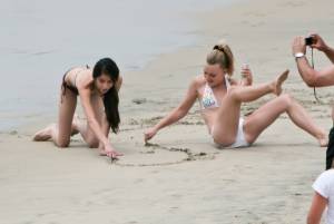Teen Beach Voyeur Spy - Writing in the sand-h7cn4nfcy6.jpg