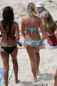 Two-more-cuties-on-the-beach-57co96l536.jpg