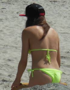 Spying-Bikini-MILF-Mother-On-The-Beach-57cpcoxaic.jpg