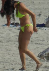 Spying Bikini MILF Mother On The Beach-27cpcq3h5i.jpg