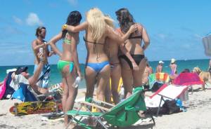 Spying sexy beach teens @2010-u7cpd5oom5.jpg