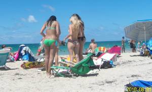 Spying sexy beach teens @2010-o7cpd5qil7.jpg