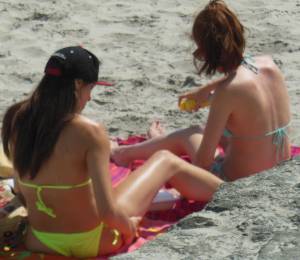 Spying Bikini MILF Mother On The Beachp7cpcp1iif.jpg