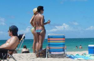Spying sexy beach teens @2010l7cpd54qvv.jpg