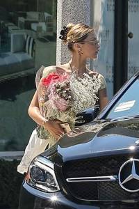 Bella-Hadid-Leaving-a-floral-shop-in-LA-Aug-4--t7cqw283xt.jpg