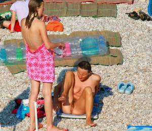 Spying Voyeur Mother & Daugther Nude Beach x28q7cs9gts44.jpg