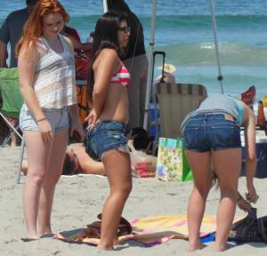 Three hotties stripping off short shorts to reveal bikinis-s7cts6p017.jpg