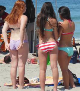 Three hotties stripping off short shorts to reveal bikinisr7cts6vxa7.jpg