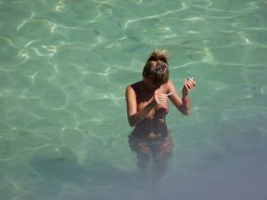Topless beach girl spyv7cts6h5fq.jpg