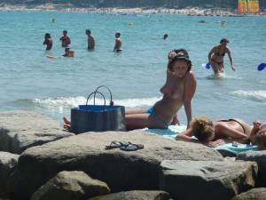 Voyeur - Topless girls on the beach (vacation in Corsica) x31-37cuv8qf2l.jpg