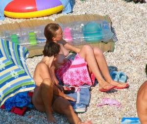 Mother-and-Daughter-at-the-beach-x6-17cux5tezz.jpg