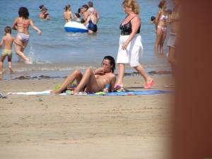 Dangerous Spying Topless Teens On The Beach [59 Pics]57da7ocrxh.jpg