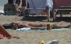 Topless-girls-on-the-beach-%28119-Pics%29-k7dc3s4hgh.jpg