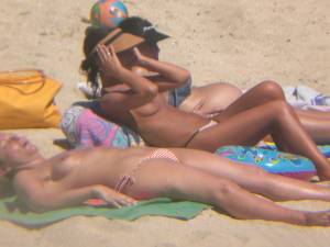3-Topless-MILFs-On-Beach-%5Bx36%5D-h7dc4ns55k.jpg