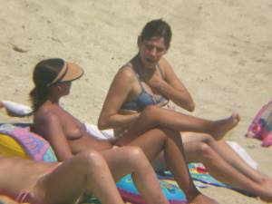 3 Topless MILFs On Beach [x36]v7dc4n3tpj.jpg