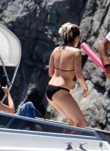 Kristen-Stewart-Topless-Bikini-Candids-in-Italy-19-July-2019-27ddnkbo7v.jpg