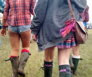 A few festival girls in very short tight denim shorts revealing some ass cheeks -e7dg8dec45.jpg