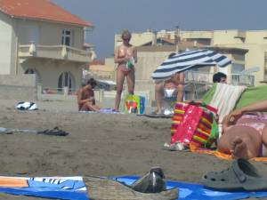 Topless MILF And Friends On The Beach-77dg9j52ej.jpg