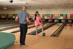 Valerie-Kay-Bowling-For-The-Bachelor-178x-2495x1663-p7d0nu6nc5.jpg