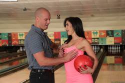 Valerie-Kay-Bowling-For-The-Bachelor-178x-2495x1663-h7d0nuqcnf.jpg