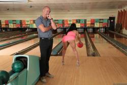 Valerie-Kay-Bowling-For-The-Bachelor-178x-2495x1663-w7d0nulqpc.jpg