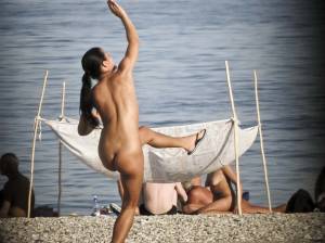 Sexy-Ukranian-Girl-Naked-On-The-Beach-07d2ep14tz.jpg