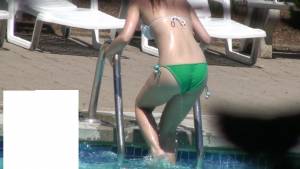 green bottom bikini-37d3u910xv.jpg