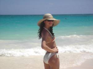 Young Brunette Vacation x80-o7d6gjteeq.jpg